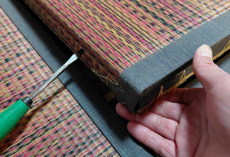 畳をマイナスドライバーで引き上げます